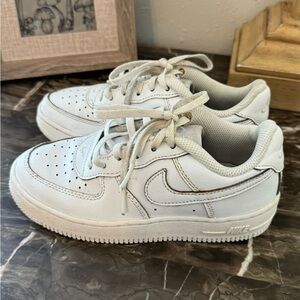 Kids Nike shoes size 13c needs new laces flaws shown